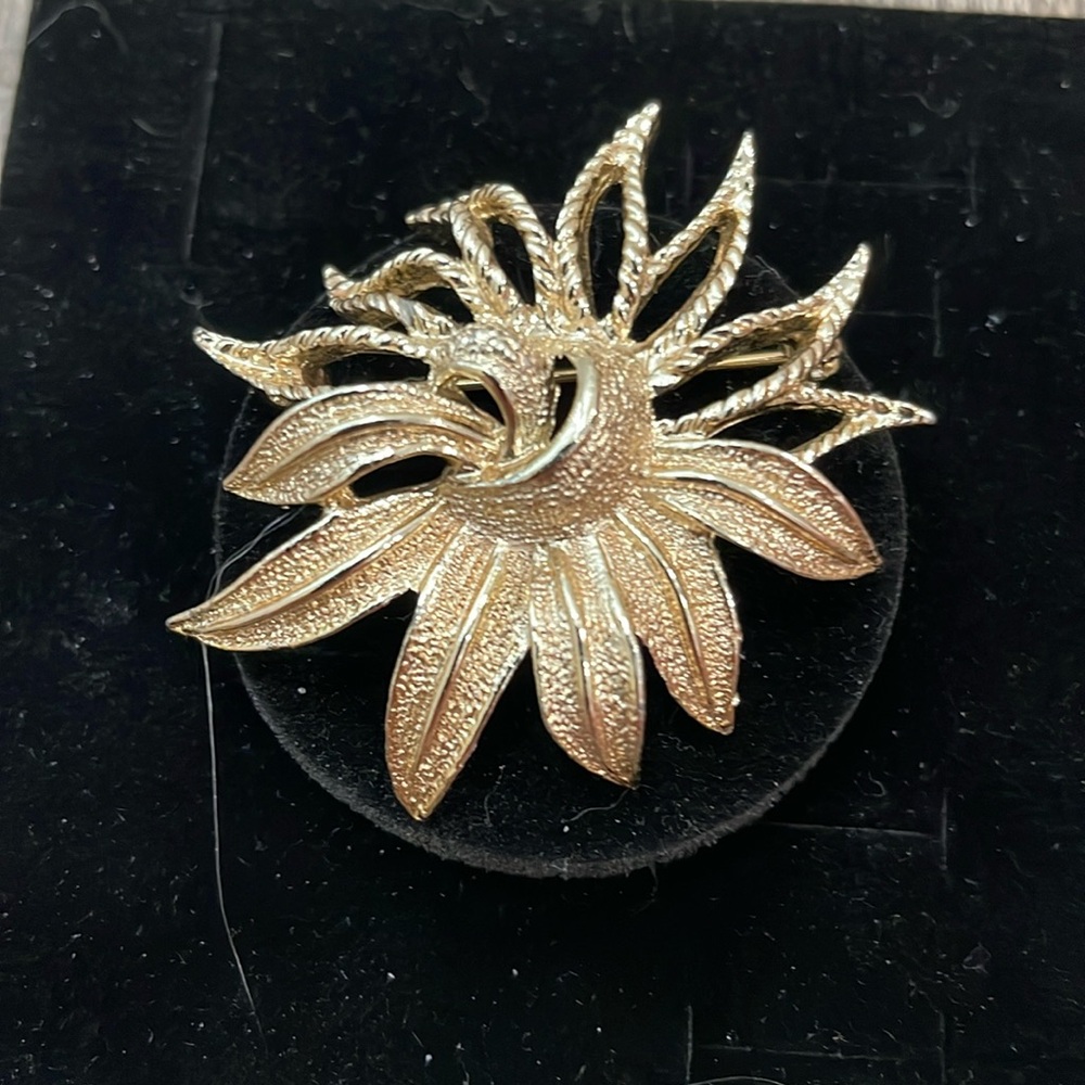 1969 Sarah Coventry Demi-Flower Brooch